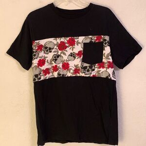 WXYZ Skulls and Roses T- shirt Gotic Front Pocket Size M